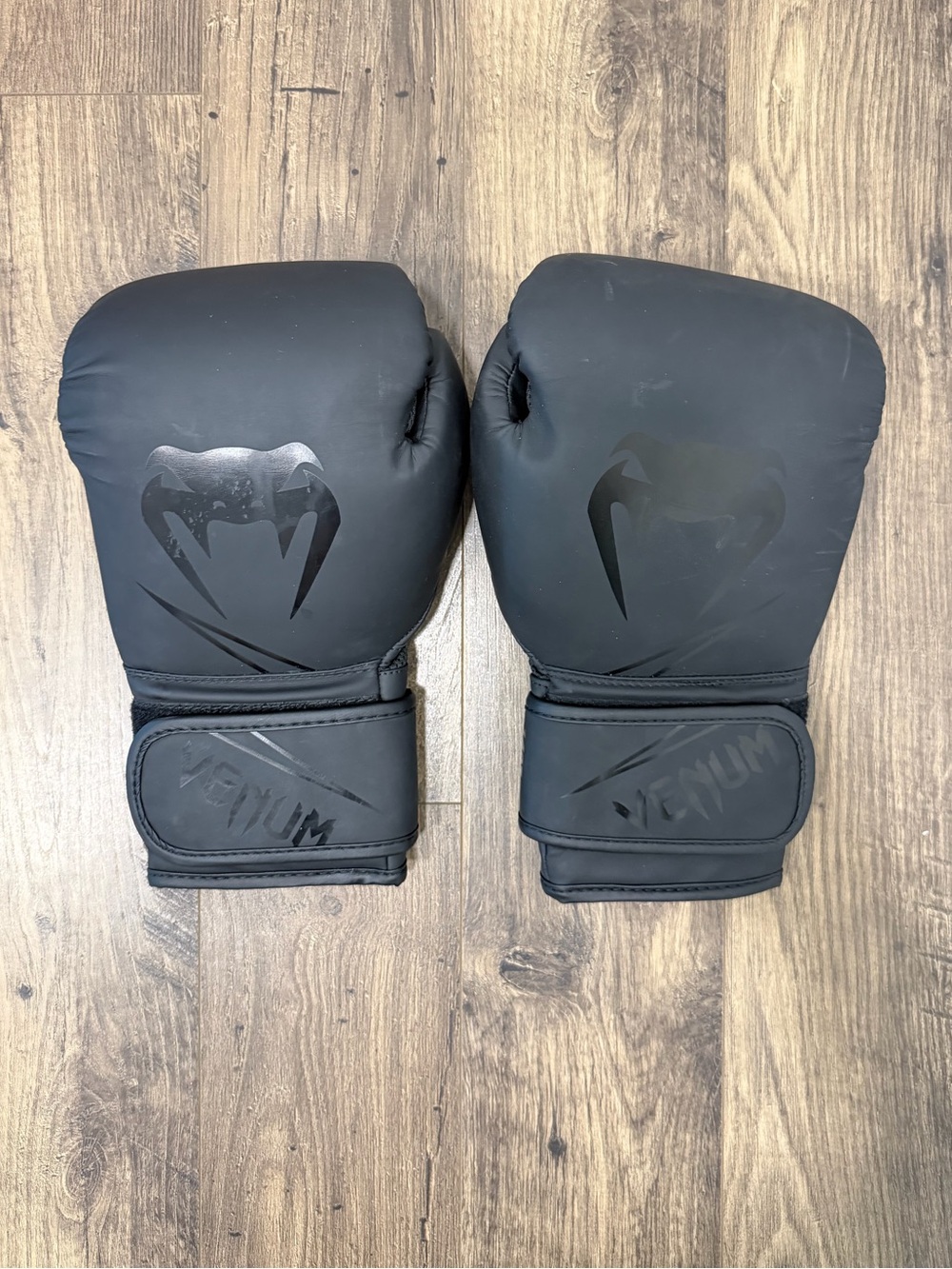 Venum 14 oz Black Boxing Gloves MMA Training Sparring Kickboxing